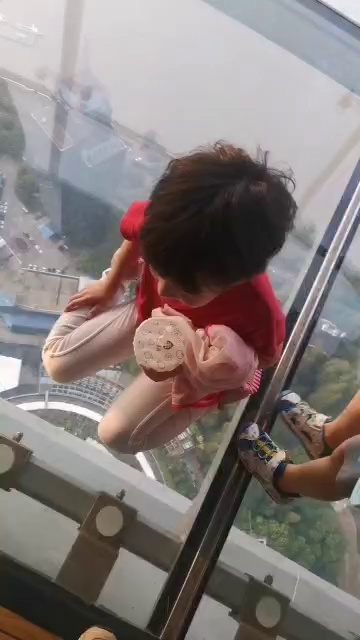 带妹子上东方明珠塔的空中玻璃，一开始不敢看，也不敢上去。后来被我忽悠着上去了，胆子也大点... cover